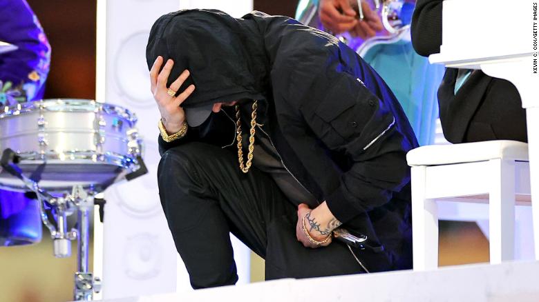 Eminem in ginocchio durante l'Halftime del Super Bowl: il significato del gesto contestato dalla NFL