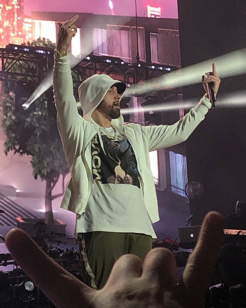 Eminem si esibisce alle Hawaii sotto la pioggia tropicale