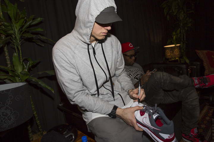 Eminem aiuta i bambini senzatetto donando le proprie scarpe autografate