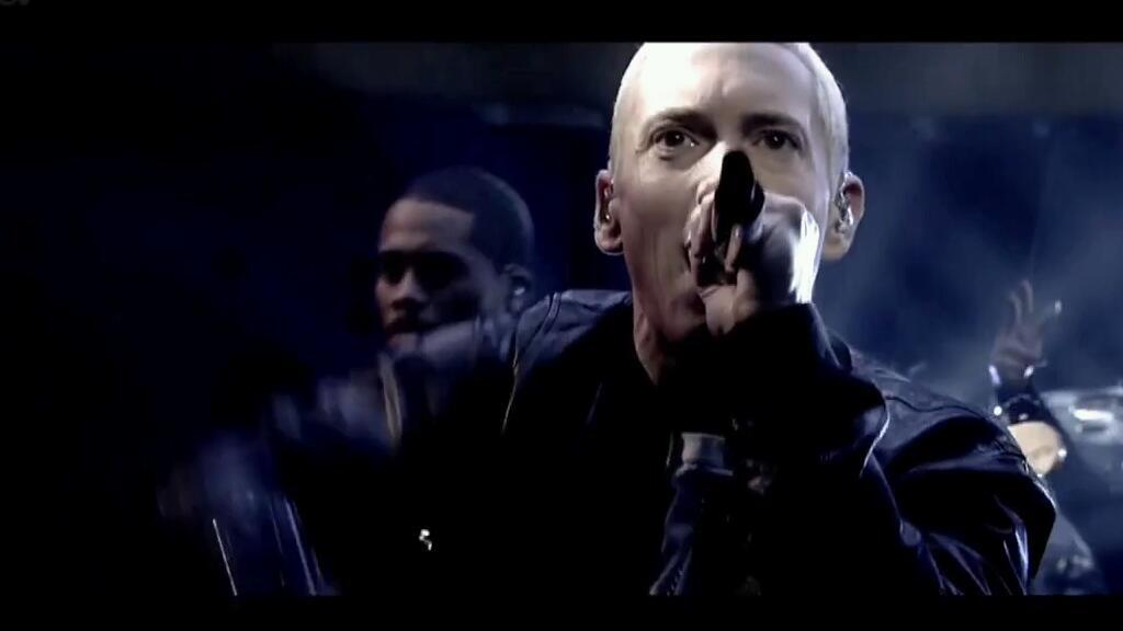 Eminem performa Berzerk in UK e in Gemania