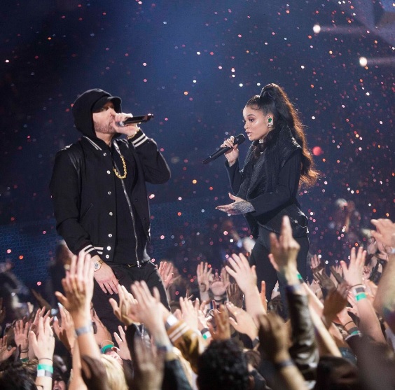 Eminem si esibisce agli iHeart Radio Music Awards con Kehlani