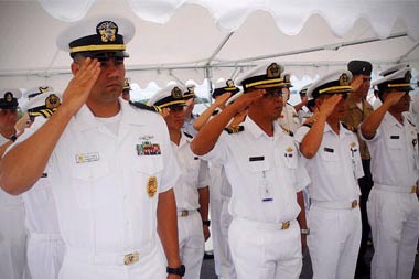 La Marina Americana intona Lose Yourself durante cerimonia