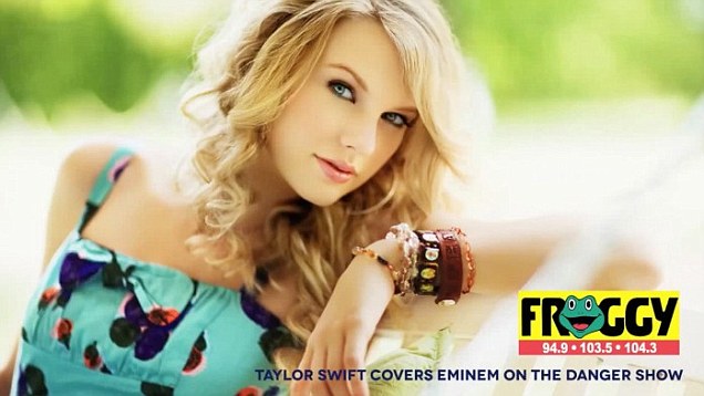 Taylor Swift: cover acustica di “Lose Yourself” in stile “Country”