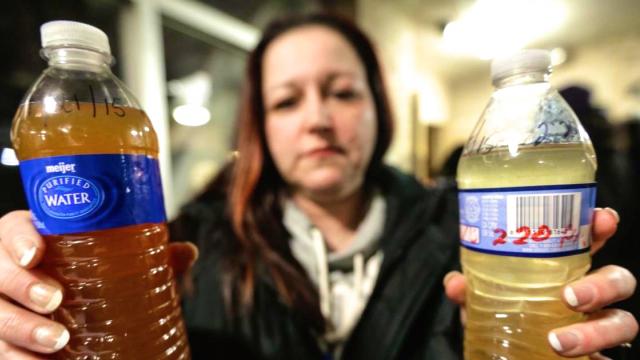 Eminem partecipa alla donazione di acqua potabile per la popolazione di Flint